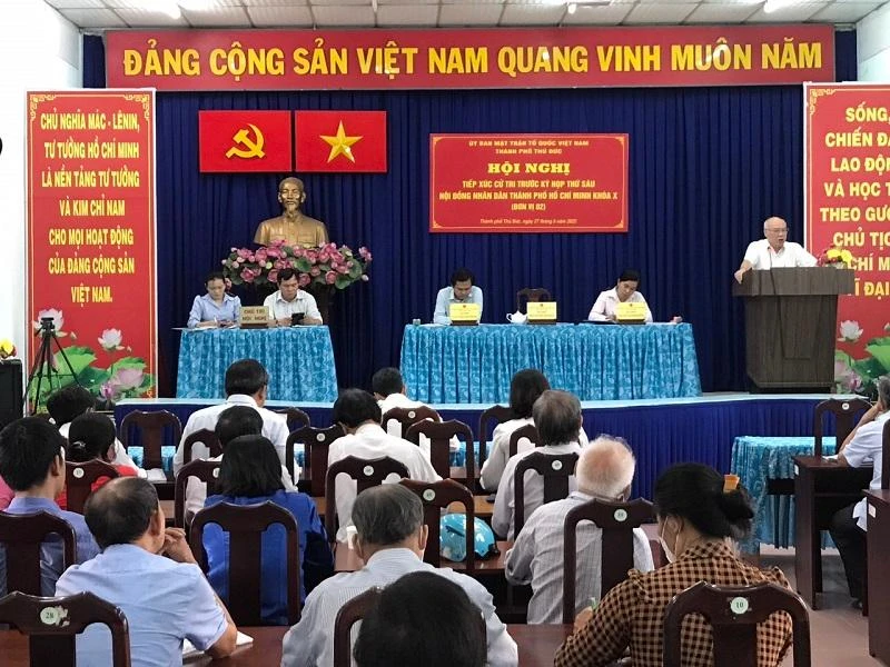 Trưởng Ban Tuyên giáo Thành ủy TP.HCM Phan Nguyễn Như Khuê trao đổi ý kiến với cử tri. Ảnh: THANH TUYỀN