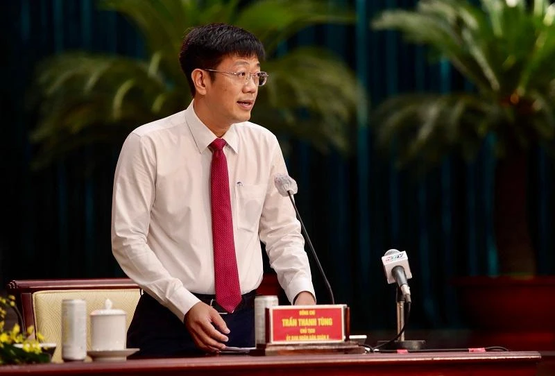 Chủ tịch UBND quận 8 Trần Thanh Tùng trả lời chất vấn của các đại biểu. Ảnh: NGUYỆT NHI