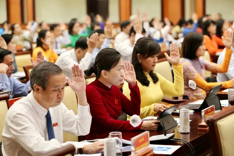 Đại biểu HĐND TP biểu quyết thông qua nghị quyết. Ảnh: HOÀNG GIANG