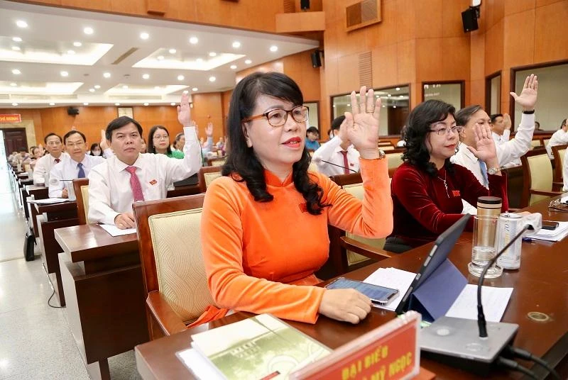 Đại biểu HĐND TP biểu quyết thông qua 40 nghị quyết trong kỳ họp thứ 6. Ảnh: HOÀNG GIANG Đại biểu HĐND TP biểu quyết thông qua 40 nghị quyết trong kỳ họp thứ 6. Ảnh: HOÀNG GIANG