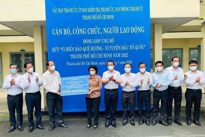 Cán bộ, công chức, người lao động tại Thành ủy TP.HCM ủng hộ cho quỹ. Ảnh: MTTQ TP.HCM
