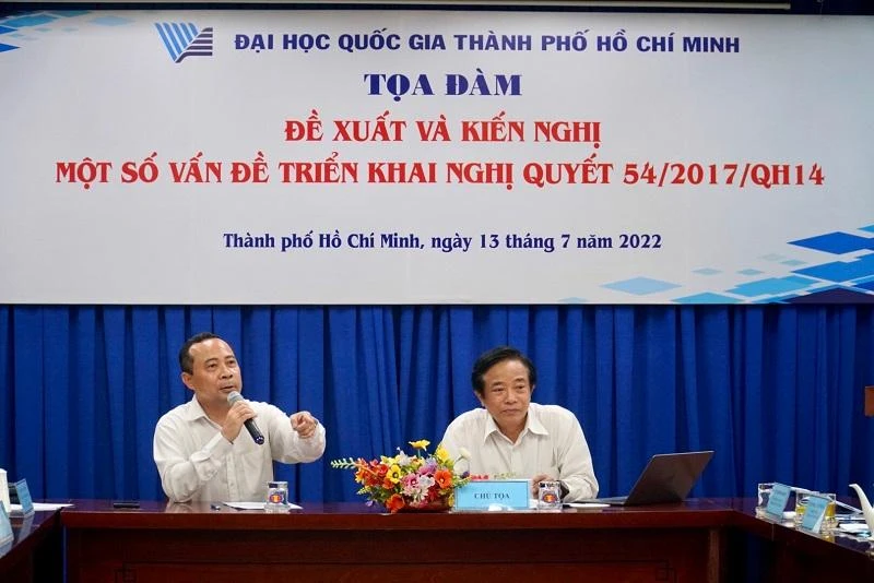 PGS.TS Vũ Hải Quân, Giám đốc Đại học Quốc gia TP.HCM (góc trái ảnh) tại buổi tọa đàm. Ảnh: BẢO PHƯƠNG