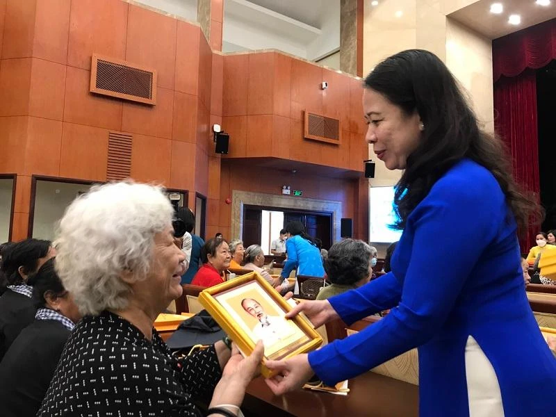 Phó Chủ tịch nước Võ Thị Ánh Xuân tặng quà kỉ niệm cho các cựu tù chính trị. Ảnh: THANH TUYỀN