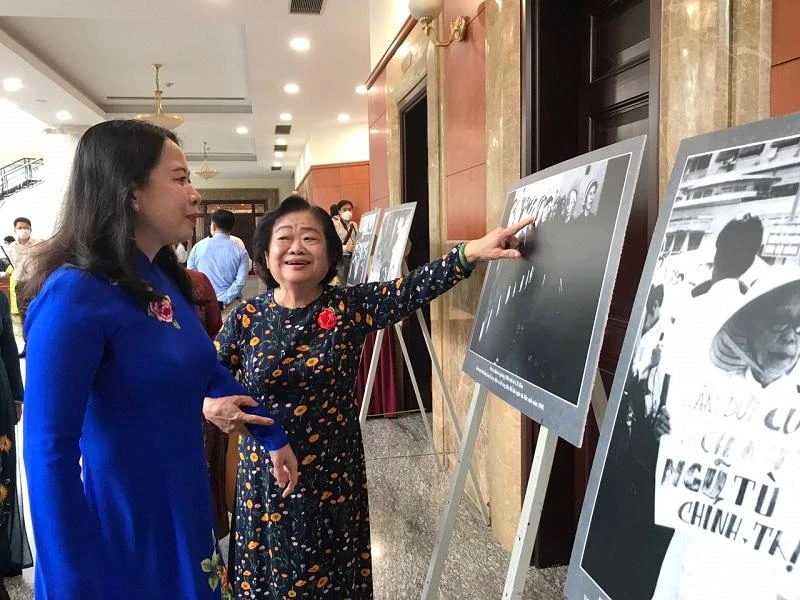 Cựu tù chính trị, nguyên Phó Chủ tịch nước Trương Mỹ Hoa cùng Phó Chủ tịch nước Võ Thị Ánh Xuân cùng xem ảnh tư liệu được trưng bày tại buổi họp mặt. Ảnh: THANH TUYỀN
