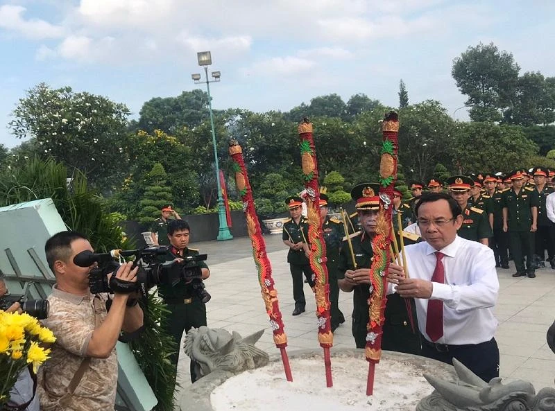 Bí thư Nguyễn Văn Nên dâng hương. Ảnh: THANH TUYỀN