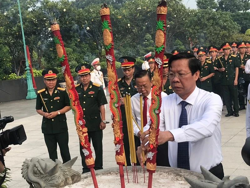 Chủ tịch UBND TP.HCM Phan Văn Mãi dâng hương tưởng nhớ. Ảnh: THANH TUYỀN