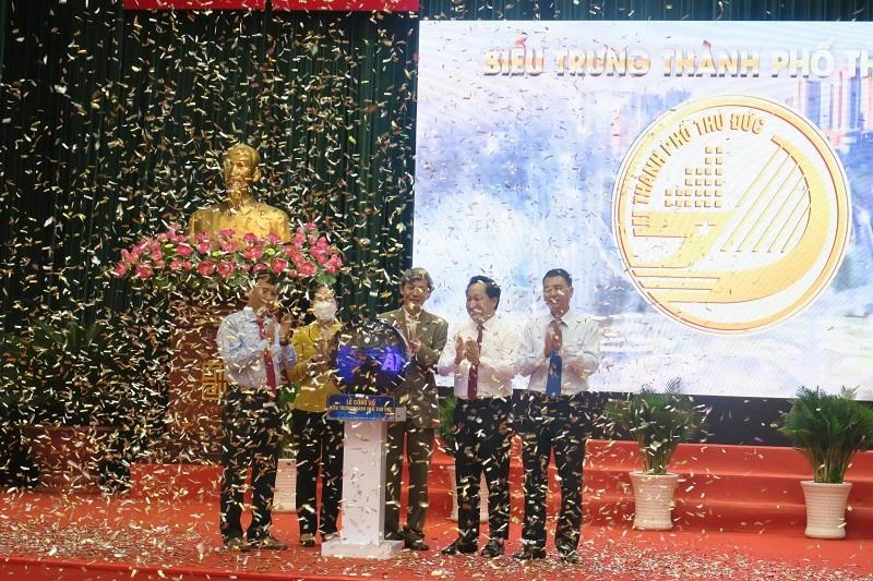 Lãnh đạo TP Thủ Đức ra mắt biểu trưng của TP. Ảnh: H.THU