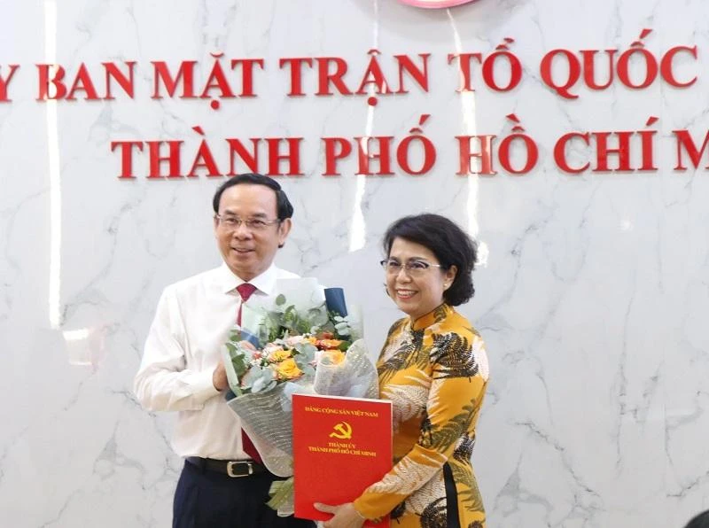 Bí thư Thành ủy TP.HCM Nguyễn Văn Nên trao quyết định điều động bà Tô Thị Bích Châu, Chủ tịch Ủy ban MTTQ Việt Nam TP.HCM về làm Bí thư Quận ủy quận 1. Ảnh: THANH TUYỀN