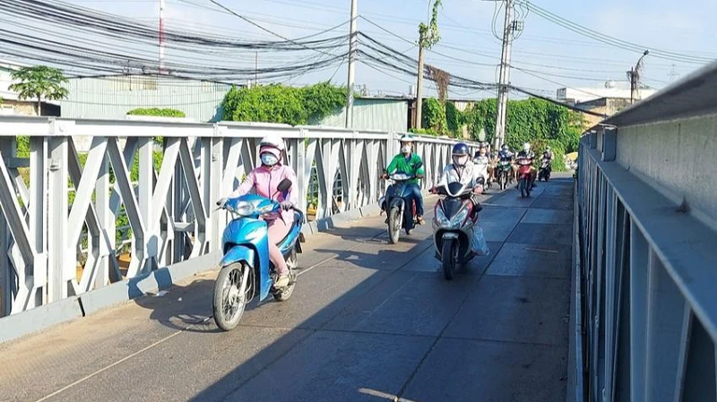 Người dân phải lưu thông trên cây cầu sắt tạm khi cầu Tân Kỳ -Tân Quý chưa hoàn thành. Ảnh: LINH PHƯƠNG