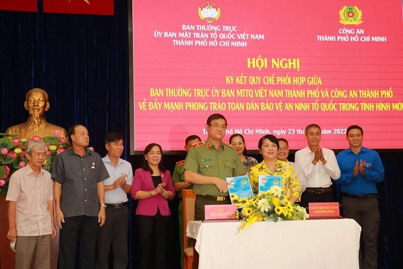 Mặt trận Tổ Quốc cùng công an TP.HCM ký quy chế phối hợp toàn dân bảo vệ an ninh tổ quốc ảnh 1