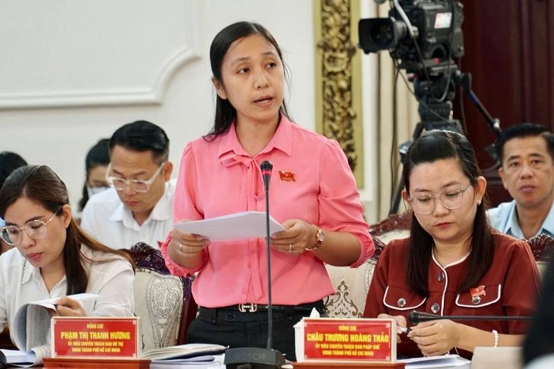 Đại biểu HĐND TP chất vấn tại phiên giải trình. Ảnh: BẢO PHƯƠNG