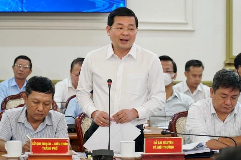 Giám đốc Sở TN&amp;MT TP Nguyễn Toàn Thắng trả lời chất vấn của đại biểu. Ảnh: BẢO PHƯƠNG