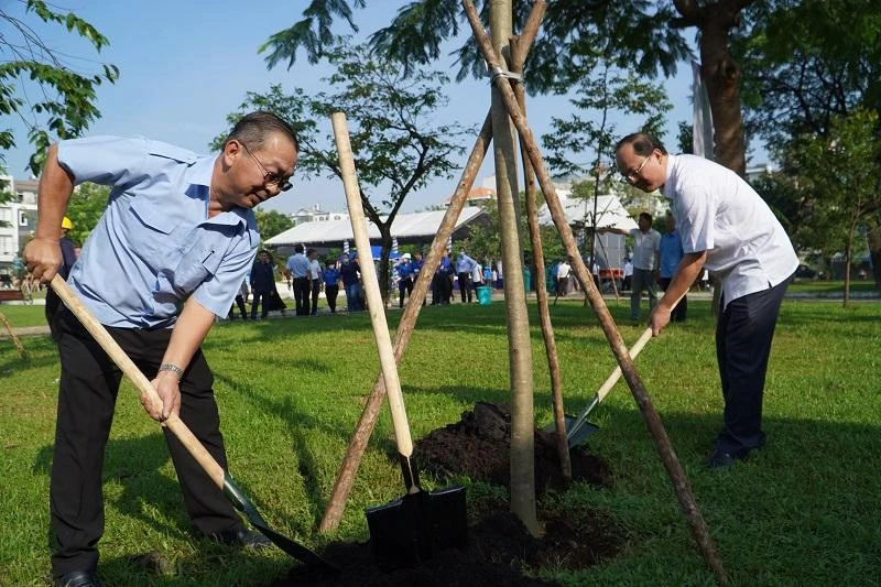 Phó Bí thư Thành ủy TP.HCM Nguyễn Hồ Hải trồng cây tại buổi lễ. Ảnh: Q.ANH