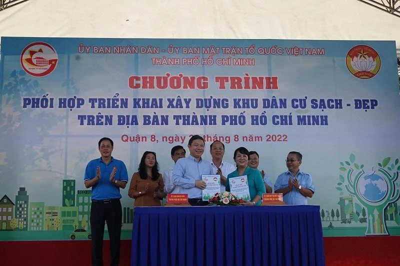 Ban Thường trực Ủy ban MTTQ Việt Nam TP.HCM đã ký kết với Thường trực UBND TP.HCM thực hiện chương trình phối hợp để triển khai các mục tiêu xây dựng khu dân cư sạch đẹp. Ảnh: MTTQ TP.HCM