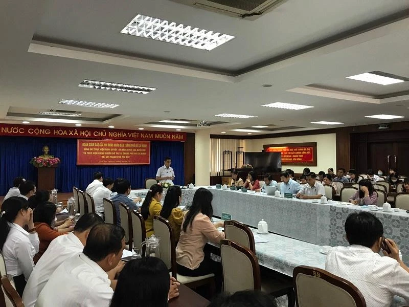 Ông Nguyễn Văn Dũng, Phó Chủ tịch HĐND TP.HCM, dẫn đầu đoàn công tác của HĐND TP.HCM giám sát tại TP Thủ Đức. Ảnh: THANH TUYỀN