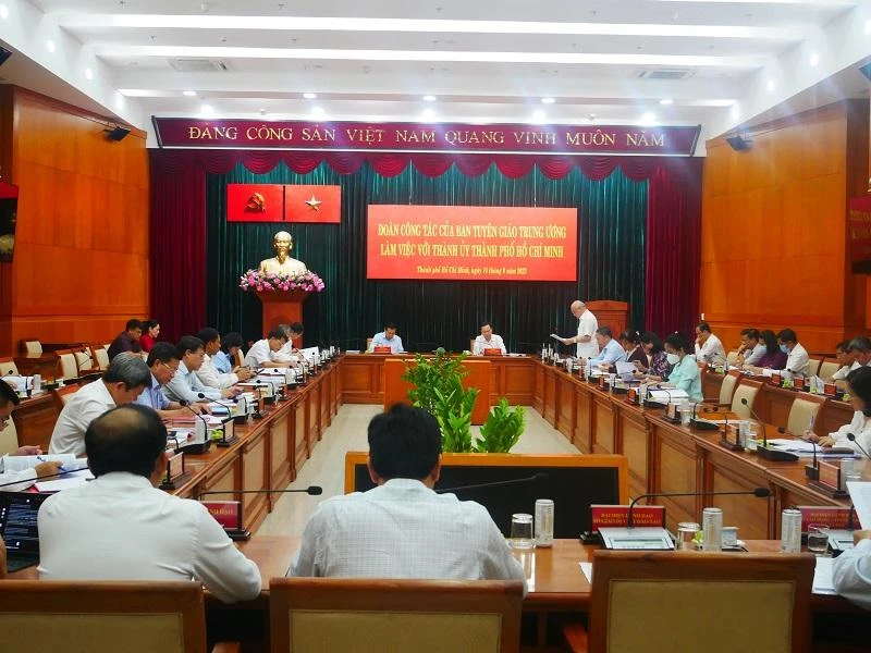 Ông Lại Xuân Môn, Phó trưởng ban thường trực Ban Tuyên giáo Trung ương dẫn đầu đoàn công tác làm việc với Thành ủy TP.HCM. Ảnh: THANH TUYỀN