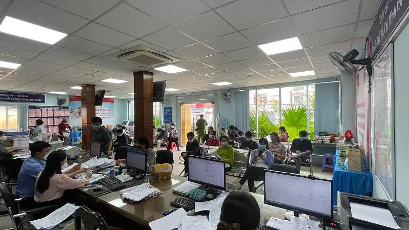 Cán bộ tiếp nhận hồ sơ tại UBND phường Hiệp Bình Chánh, TP Thủ Đức trong tháng 9. Ảnh: THANH TUYỀN