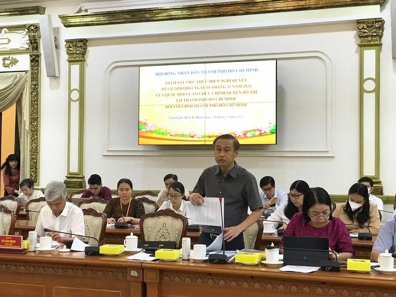 Giám đốc Sở Nội vụ Huỳnh Thanh Nhân nêu ý kiến tại buổi tiếp xúc. Ảnh: THANH TUYỀN