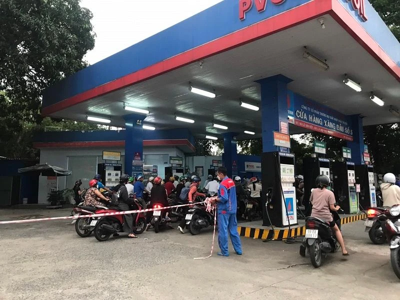 Người dân TP Thủ Đức xếp hàng dài trong đêm chờ đổ xăng ảnh 4