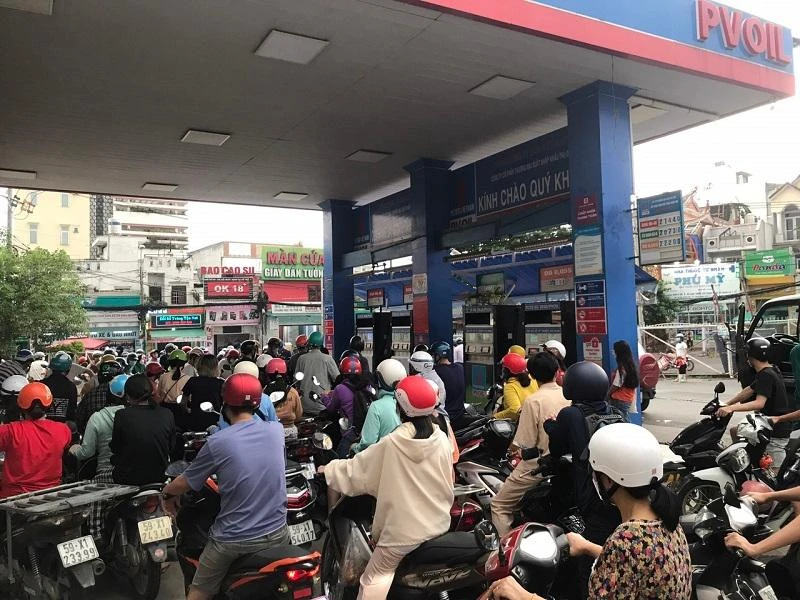 Người dân TP Thủ Đức xếp hàng dài trong đêm chờ đổ xăng ảnh 5