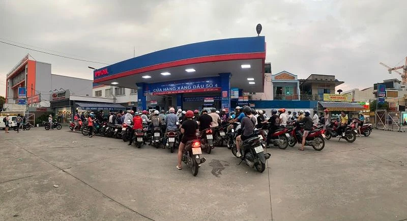 Người dân chấp nhận chờ để được đổ xăng ở nhiều thời điểm khác nhau trong ngày. Ảnh: THANH THÙY