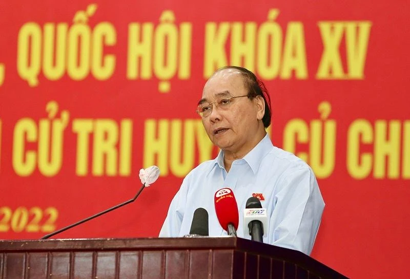 Chủ tịch nước Nguyễn Xuân Phúc thông tin đến cử tri huyện Củ Chi về kết quả của hội nghị lần thứ 6 Ban chấp hành Trung ương Đảng và trao đổi về tình hình thị trường xăng dầu hiện nay. Ảnh: HOÀNG GIANG.