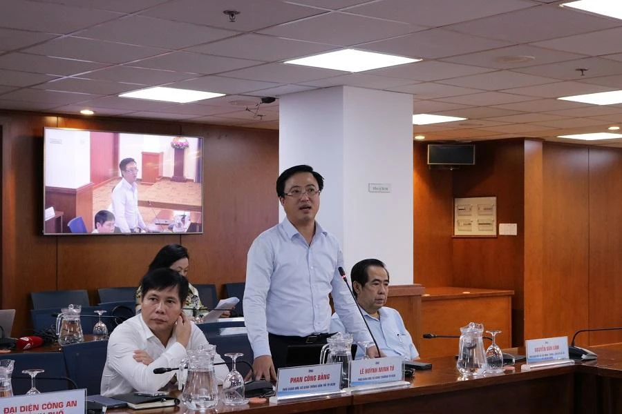 Phó giám đốc Sở Công thương TP.HCM Lê Huỳnh Minh Tú thông tin về tình hình xăng dầu tại họp báo chiều 20-10. Ảnh: THANH TUYỀN