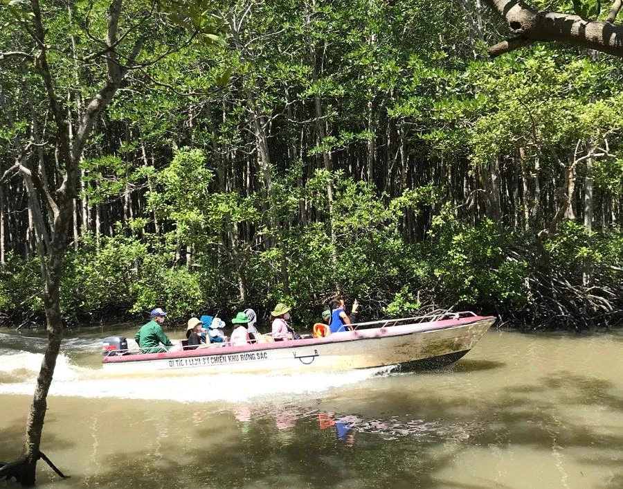Du khách tham quan trong khu du lịch Rừng Sác- Cần Giờ. Ảnh: THANH TUYỀN