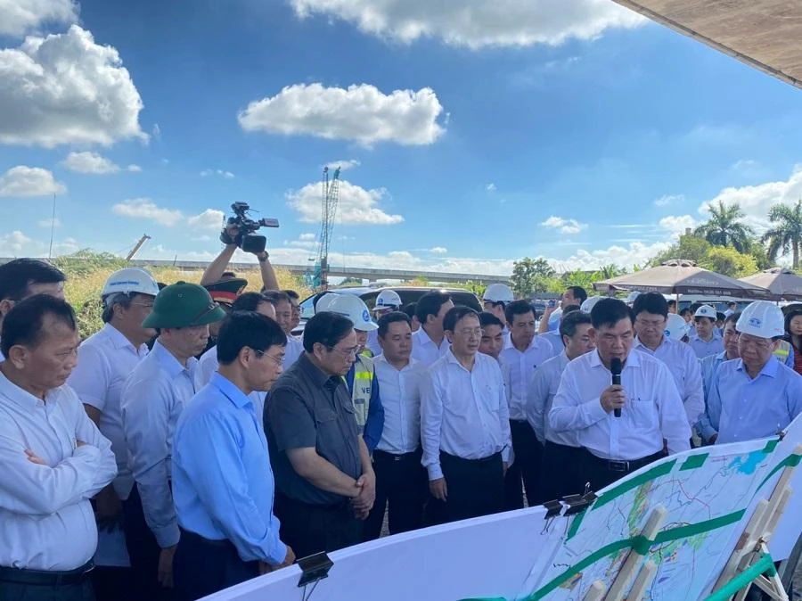 Thủ tướng kiểm tra dự án xử lý nước thải và mở rộng Quốc lộ 50 ảnh 1