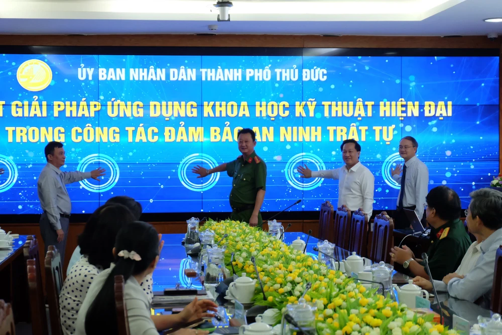 Lãnh đạo TP Thủ Đức cùng ấn nút vận hành hệ thống camera AI quản lý an ninh trật tự trên địa bàn. Ảnh: THANH THÙY Lãnh đạo TP Thủ Đức cùng ấn nút vận hành hệ thống camera AI quản lý an ninh trật tự trên địa bàn. Ảnh: THANH THÙY