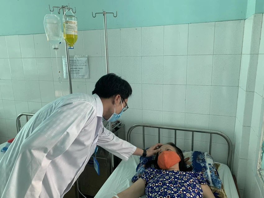 Bác sĩ khám chữa bệnh tại Trạm y tế phường Tân Quý, quận Tân Phú, TP.HCM. Ảnh: HOÀNG LAN