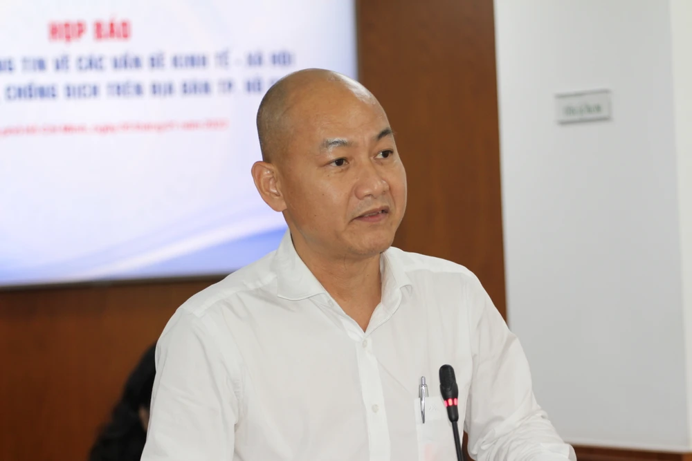 Siêu thị tại TP.HCM mở cửa sớm, giảm giá sâu nhiều mặt hàng tết ảnh 1