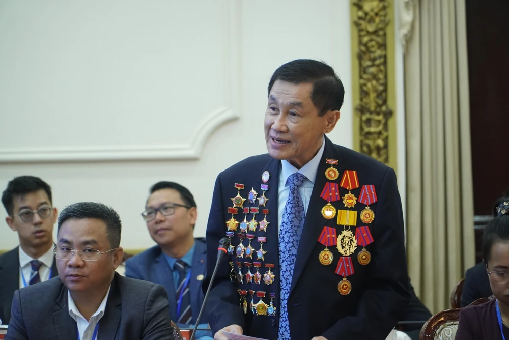 Doanh nhân Johnathan Hạnh Nguyễn (Việt kiều Mỹ) nói cần có chính sách để thu hút thêm lượng kiều hối đổ về TP.HCM. Ảnh: THANH TUYỀN