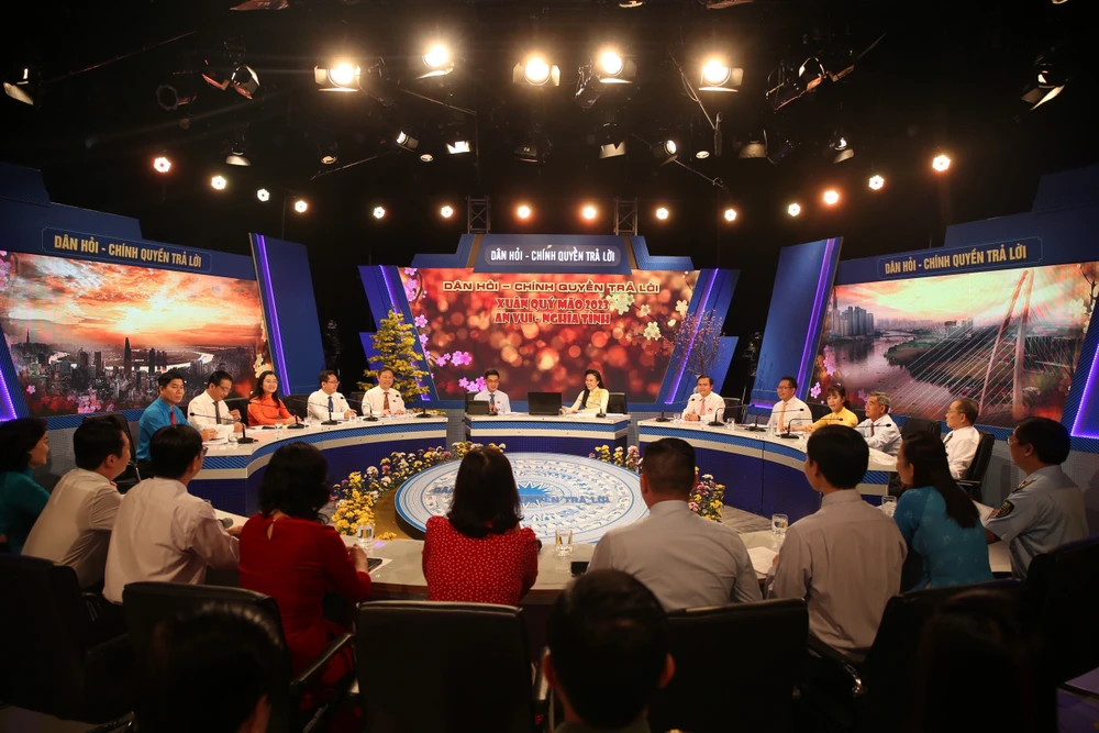 Chương trình chủ đề "Xuân Quý Mão 2023: An vui- nghĩa tình được phát sóng trực tiếp trên kênh HTV. Ảnh: HĐND TP.HCM