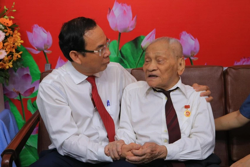 Bí thư Thành ủy TP.HCM Nguyễn Văn Nên thăm hỏi và trao huy hiệu 85 năm tuổi Đảng cho ông Nguyễn Thọ Chân vào tháng 11-2022. Ảnh: VÕ THƠ