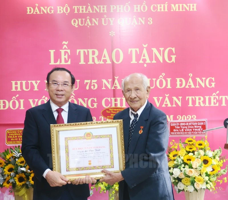 Bí thư Nguyễn Văn Nên trao Huy hiệu 75 năm tuổi Đảng cho ông Lê Văn Triết ảnh 1