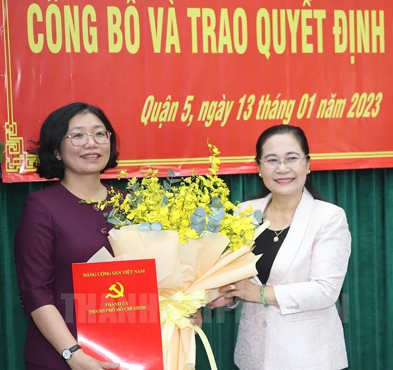 Phó Bí thư Thành ủy, Chủ tịch HĐND TP.HCM Nguyễn Thị Lệ trao quyết định của Thành ủy TP.HCM cho bà Huỳnh Ngọc Nữ Phương Hồng (trái). Ảnh: Web Thành ủy TP.HCM.