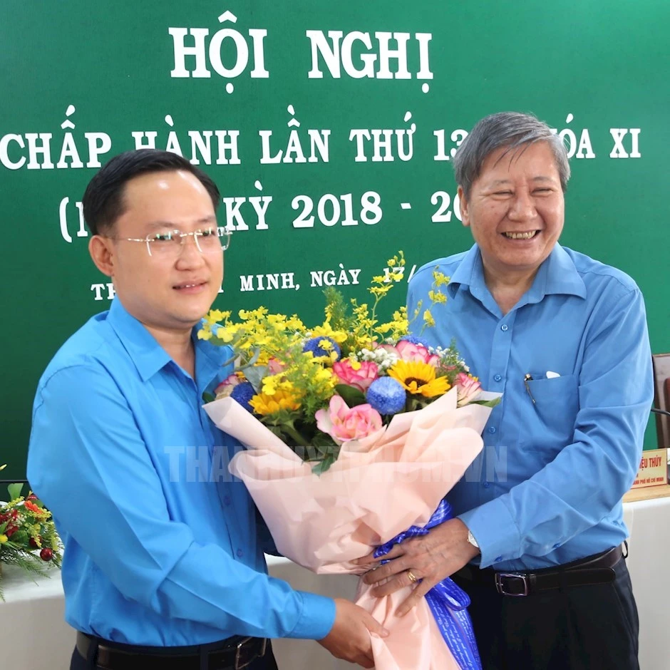 Phó Chủ tịch Thường trực Tổng LĐLĐ Việt Nam Trần Thanh Hải (bên phải) gửi lời chúc mừng đến ông Phùng Thái Quang. Ảnh: Web Thành ủy TP.HCM