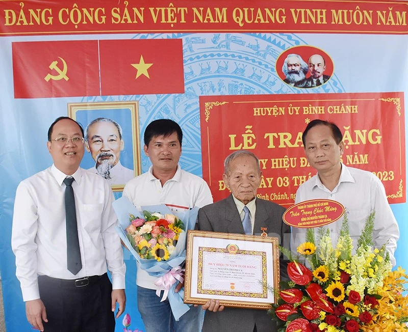 Phó Bí thư Thành ủy TP.HCM Nguyễn Hồ Hải đã trao tặng huy hiệu Đảng cho Đảng viên cao tuổi tại huyện Bình Chánh. Ảnh: Web Thành ủy TP.HCM