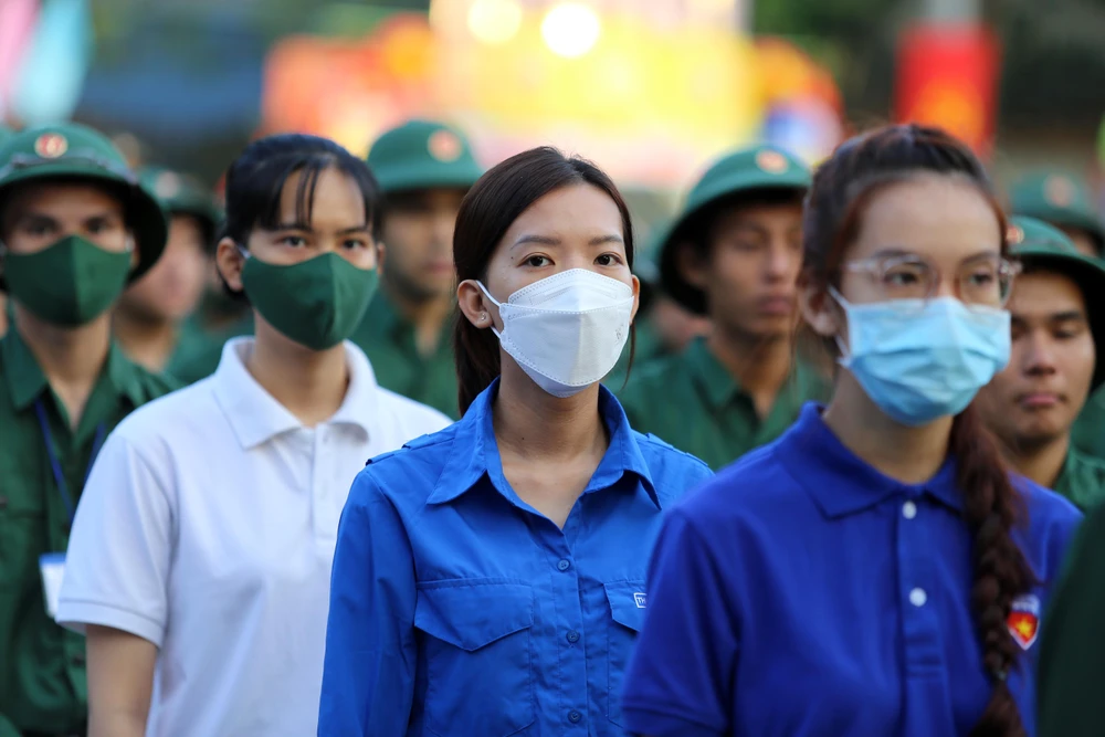 Ba nữ tân binh trong số hơn 1.000 tân binh lên đường nhập ngũ sáng nay tại điểm giao quân TP Thủ Đức. Ảnh: HOÀNG GIANG