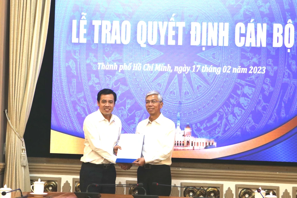 Phó Chủ tịch UBND TP.HCM Võ Văn Hoan trao quyết định cho ông Trần Anh Tuấn. Ảnh: THANH TUYỀN