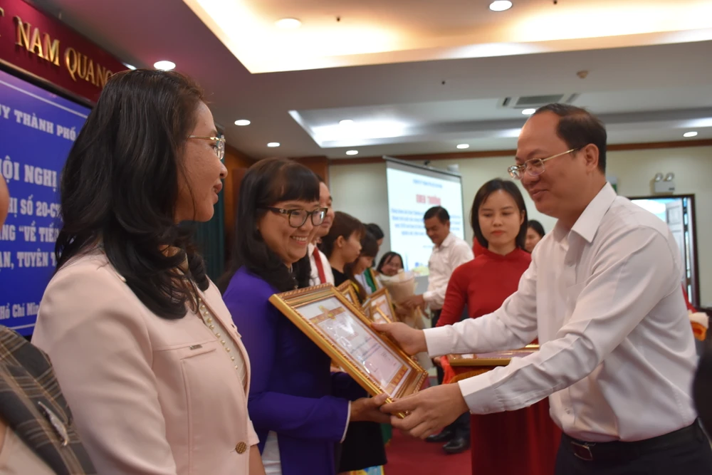 Trao tặng bằng khen cho 26 tập thể và 21 cá nhân có thành tích xuất sắc trong công tác nghiên cứu, biên soạn lịch sử Đảng. Ảnh: THANH TUYỀN