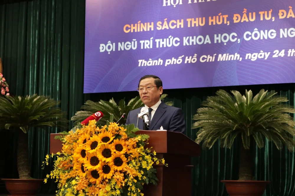 Phó Trưởng ban Thường trực Ban Tuyên giáo Trung ương Lại Xuân Môn nêu các bất cập trong chính sách thu hút đội ngũ trí thức. Ảnh: THANH TUYỀN