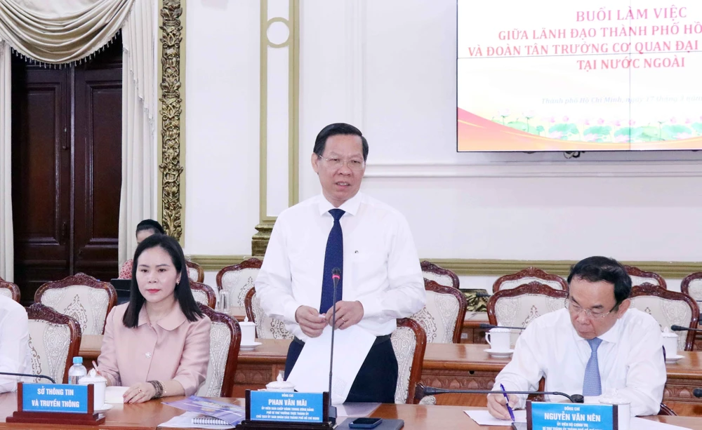 Chủ tịch UBND TP.HCM Phan Văn Mãi mong muốn các cơ quan đại diện Việt Nam ở nước ngoài tiếp tục giới thiệu, tư vấn cho TP những xu hướng phát triển của thế giới; các kinh nghiệm quản trị đô thị... Ảnh: TTXVN