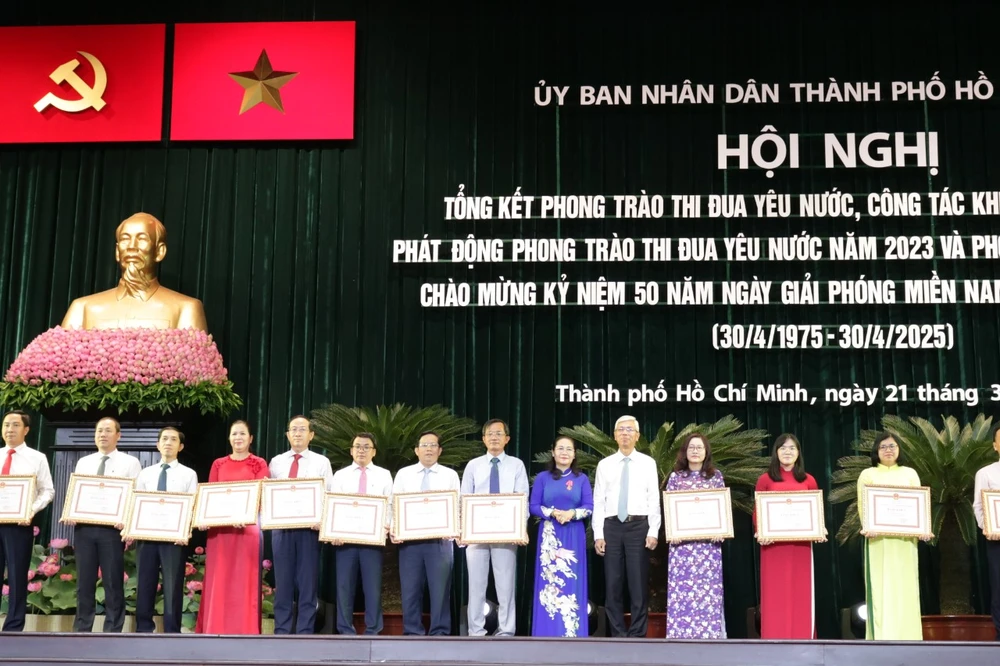 Dịp này, có sáu cá nhân và 145 tập thể được nhận khen thưởng tại hội nghị về thành tích trong phong trào thi đua yêu nước vừa qua. Ảnh: THANH TUYỀN