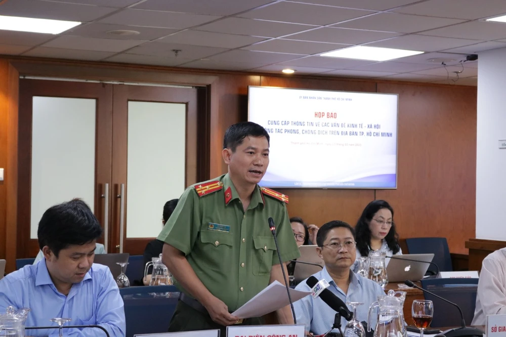 Thượng tá Lê Mạnh Hà trả lời báo chí tại họp báo. Ảnh: THANH TUYỀN