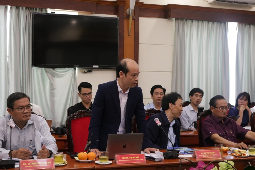 PGS.TS Võ Trí Hảo nêu ý kiến tại tọa đàm. Ảnh: THANH TUYỀN