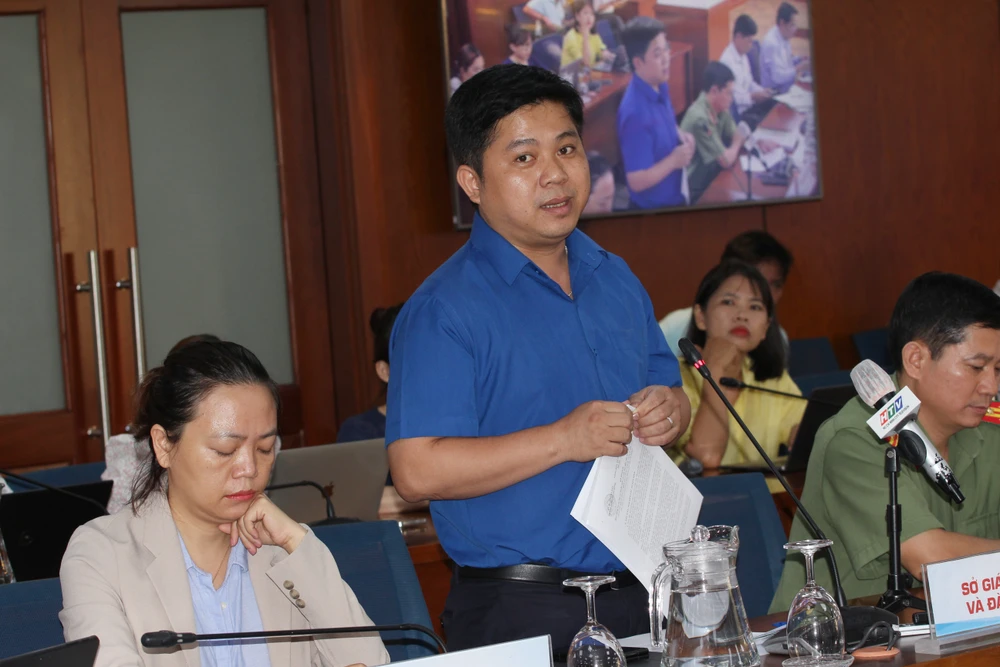 Chánh Văn phòng Sở GD&amp;ĐT Hồ Tấn Minh chia sẻ tại họp báo. Ảnh: THANH THÙY