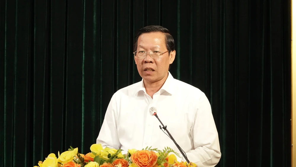 Chủ tịch UBND TP.HCM bàn về phát triển kinh tế đêm, kinh tế dịch vụ của quận 1 ảnh 1