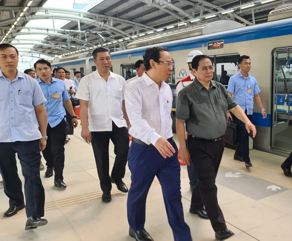 Bí thư Thành ủy TP.HCM Nguyễn Văn Nên tháp tùng đoàn khảo sát của Thủ tướng Chính phủ về một số dự án trọng điểm của TP trong tuần qua. Ảnh: MAUR